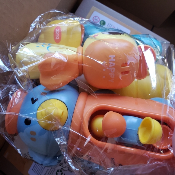 Bathtub Toys Duck & Elephant with Suction Cups + 2 Water Guns- 4 pack - Picture 11 of 14